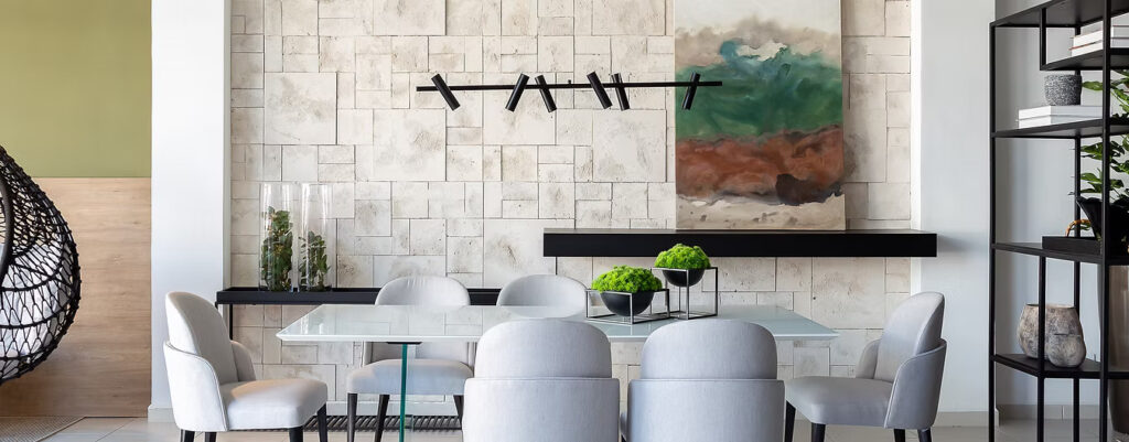 Área externa com piso em revestimento travertino Verite, evidenciando elegância, uniformidade e acabamento sofisticado.