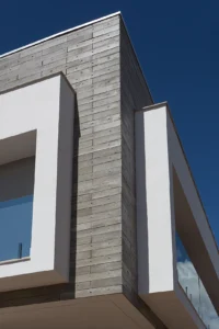 Fachada em concreto aparente, exemplo de arquitetura brutalista.